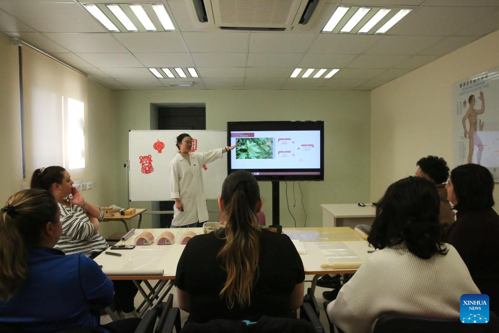 Estudantes do MTC da Universidade de Malta experimentam confecção de bastões de moxa