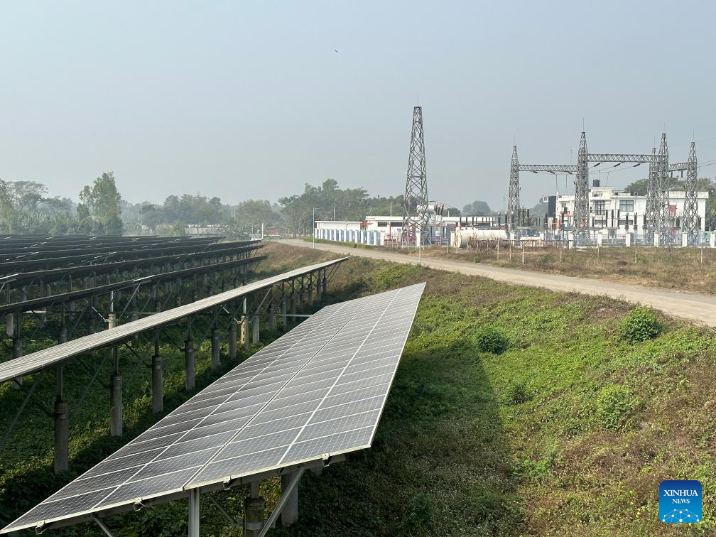 Destaque: Usina de energia solar construída pela China brilha no norte de Bangladesh