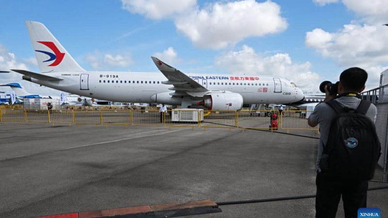 Avião de passageiros chinês C919 estreia no Airshow em Cingapura