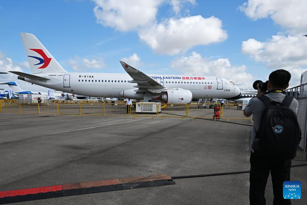 Avião de passageiros chinês C919 estreia no Airshow em Cingapura