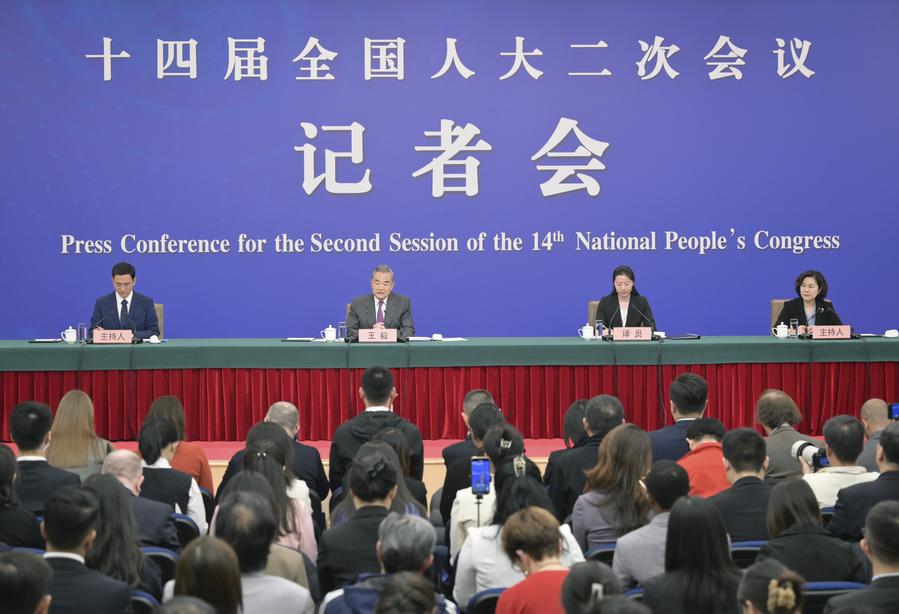 Construir uma comunidade com um futuro compartilhado para a humanidade tornou-se bandeira que lidera progresso dos tempos, diz chanceler chinês