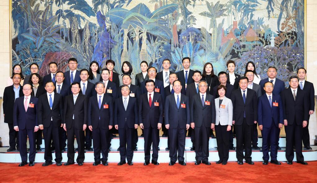 Mais alto conselheiro político da China visita representantes da imprensa