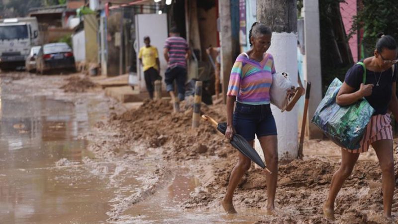 Extrema pobreza cai no Brasil em 2023 ao menor nível de sua história