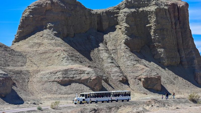 Receita de turismo de Xinjiang sobe quase 34% durante feriado do Dia do Trabalho