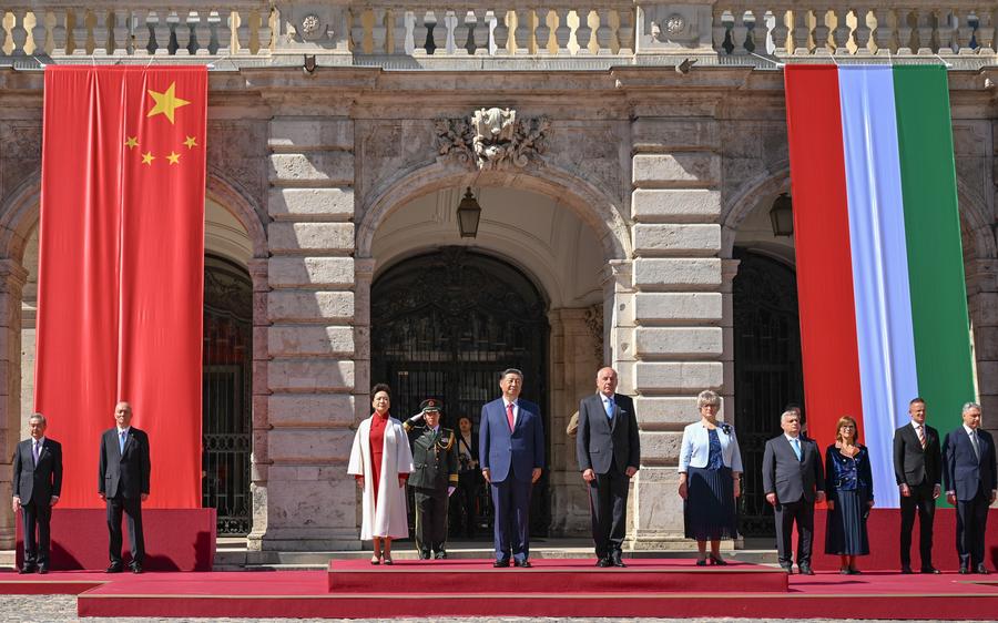 Xi participa da cerimônia de boas-vindas realizada pelo presidente Sulyok e pelo primeiro-ministro Orbán da Hungria em Budapeste