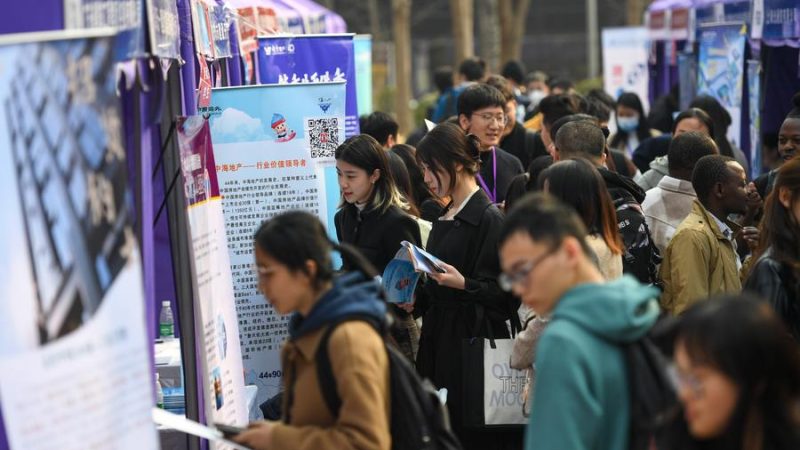 China lança campanha para promover emprego de graduados universitários