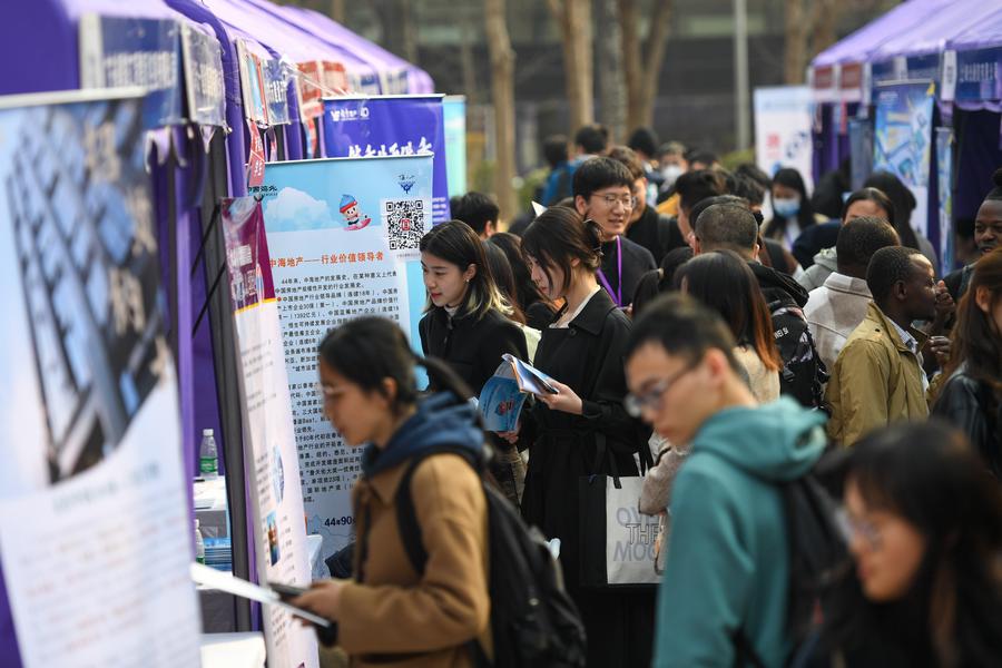 China lança campanha para promover emprego de graduados universitários