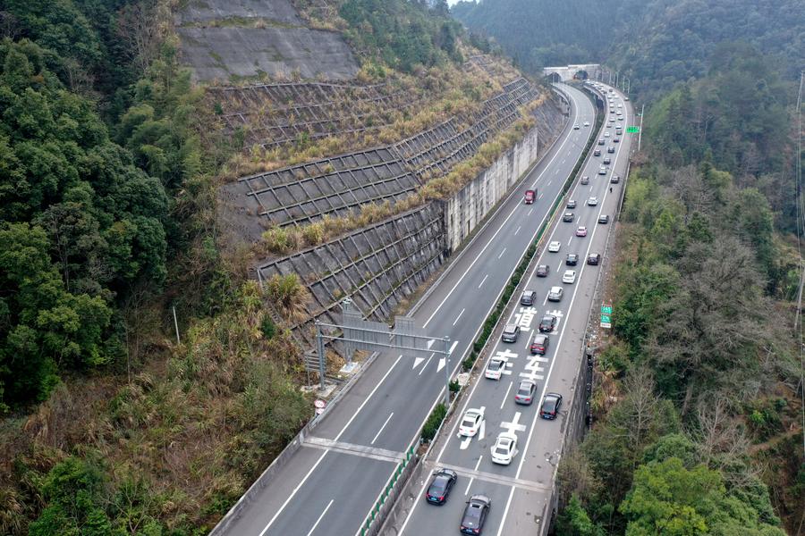 Número de grandes acidentes rodoviários cai na China apesar de aumento de veículos