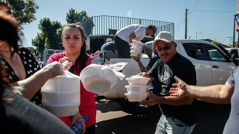 Governo brasileiro distribuiu 410 toneladas de cestas básicas de alimentos às vítimas da catástrofe climática no sul do país