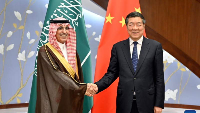 Alto funcionário chinês se reúne com ministro das Finanças saudita