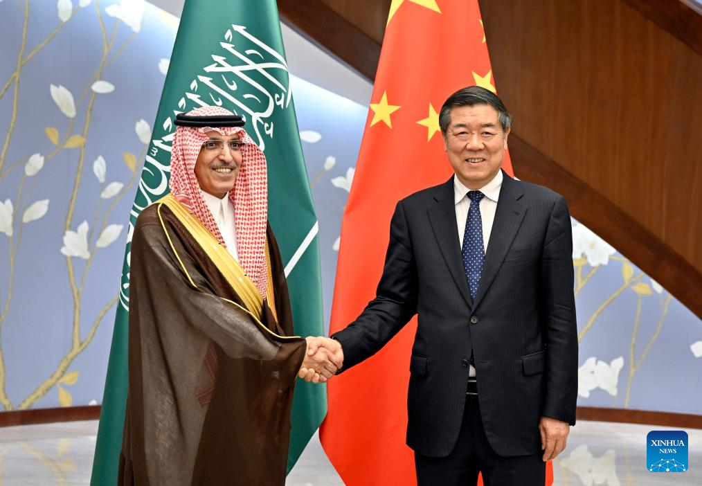 Alto funcionário chinês se reúne com ministro das Finanças saudita