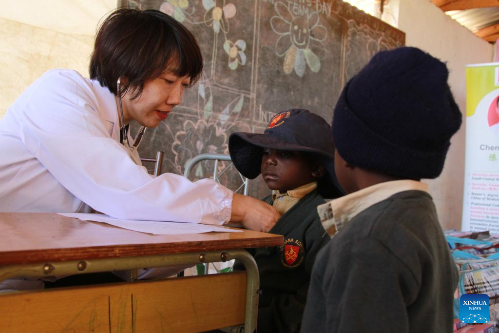 Equipe médica e grupo de caridade chineses trazem alegria às crianças do Zimbábue