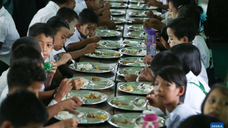 Fundação chinesa doa refeições gratuitas para estudantes do ensino primário em Mianmar