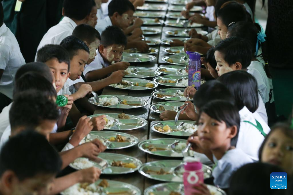 Fundação chinesa doa refeições gratuitas para estudantes do ensino primário em Mianmar