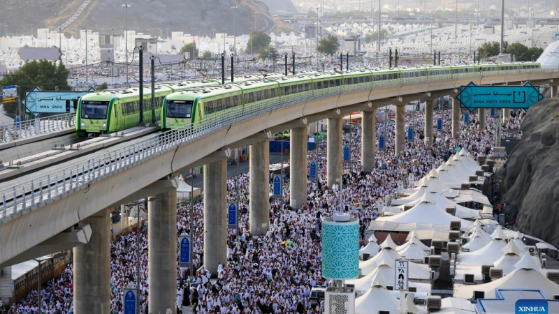 Metrô leve sobre trilhos construído pela China oferece mais de 2 milhões de viagens para peregrinos do Hajj em Meca