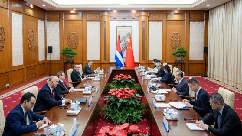 Chanceler chinês conversa com enviado especial do presidente cubano