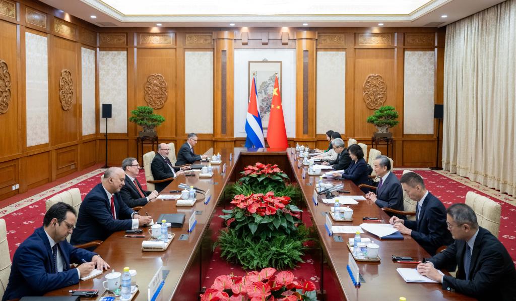 Chanceler chinês conversa com enviado especial do presidente cubano