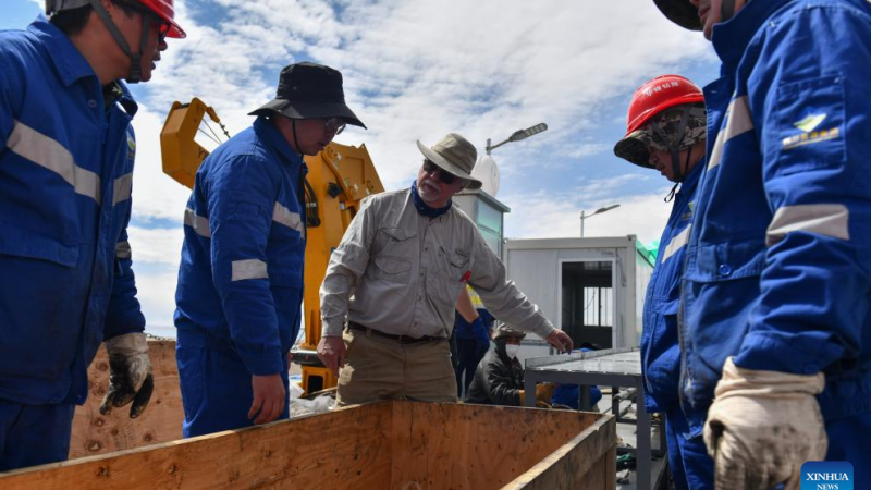 Equipe multinacional pesquisa mudanças climáticas no lago de água salgada mais alto do mundo