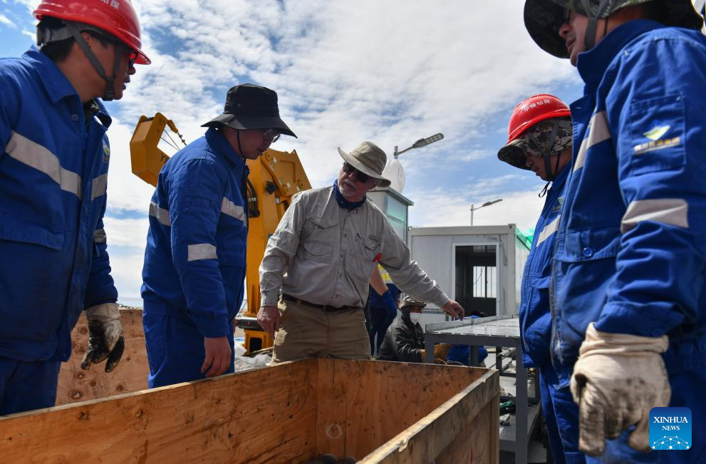 Equipe multinacional pesquisa mudanças climáticas no lago de água salgada mais alto do mundo