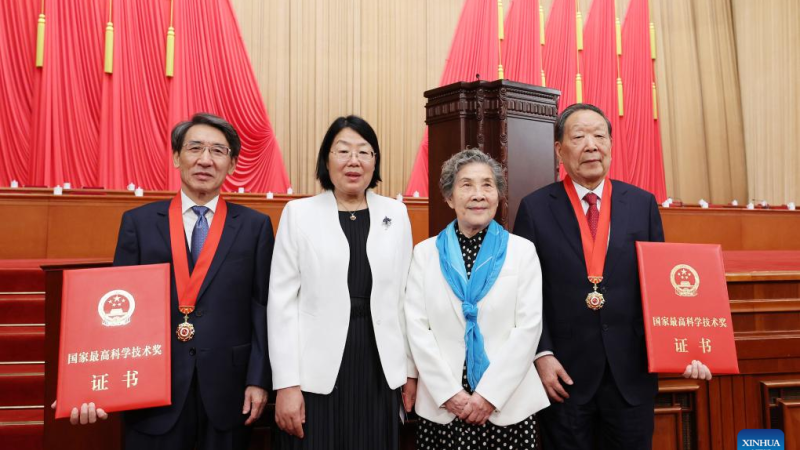 China homenageia cientistas excelentes e inovações em ciência e tecnologia