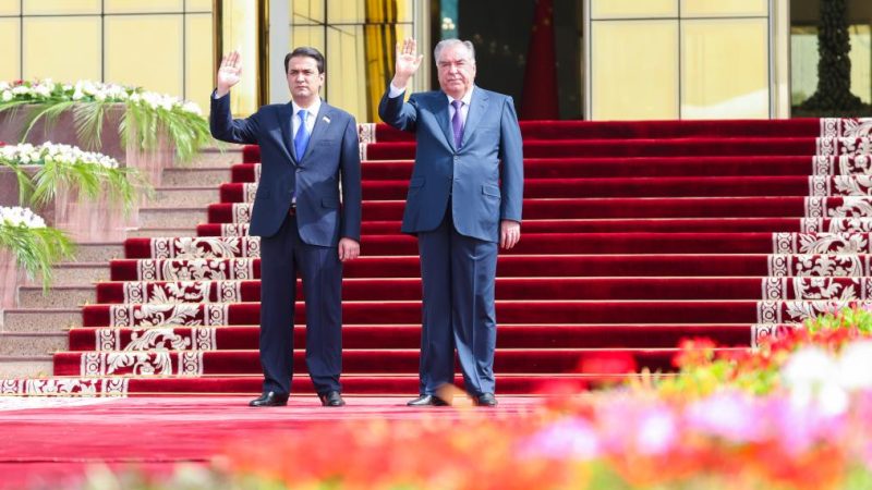 Xi é despedido por Rahmon no aeroporto após visita de Estado ao Tadjiquistão