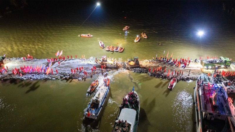 China sela brecha de dique em seu segundo maior lago de água doce