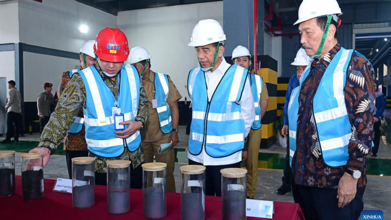 Presidente indonésio inaugura fábrica de ânodos de bateria de lítio com investimento chinês na província de Java Central