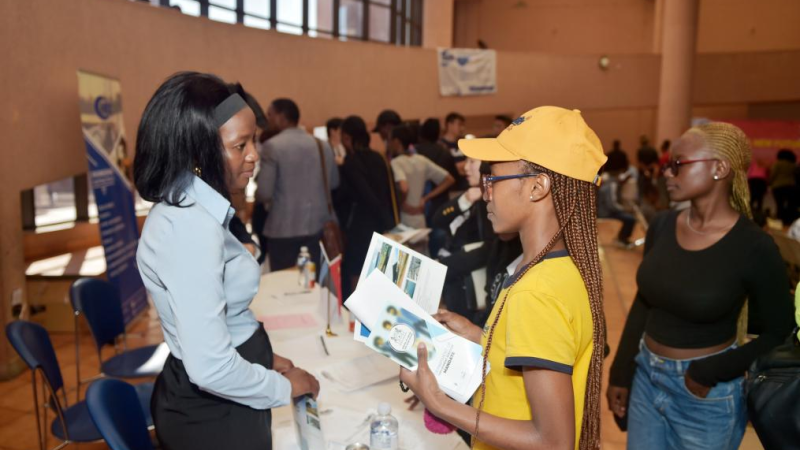 Feira de empregos realizada por empresas chinesas atrai graduados locais em Botsuana