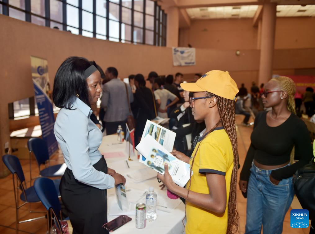 Feira de empregos realizada por empresas chinesas atrai graduados locais em Botsuana