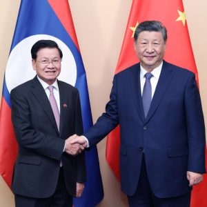 Xi pede que China e Laos forjem modelo para cooperação do Cinturão e Rota