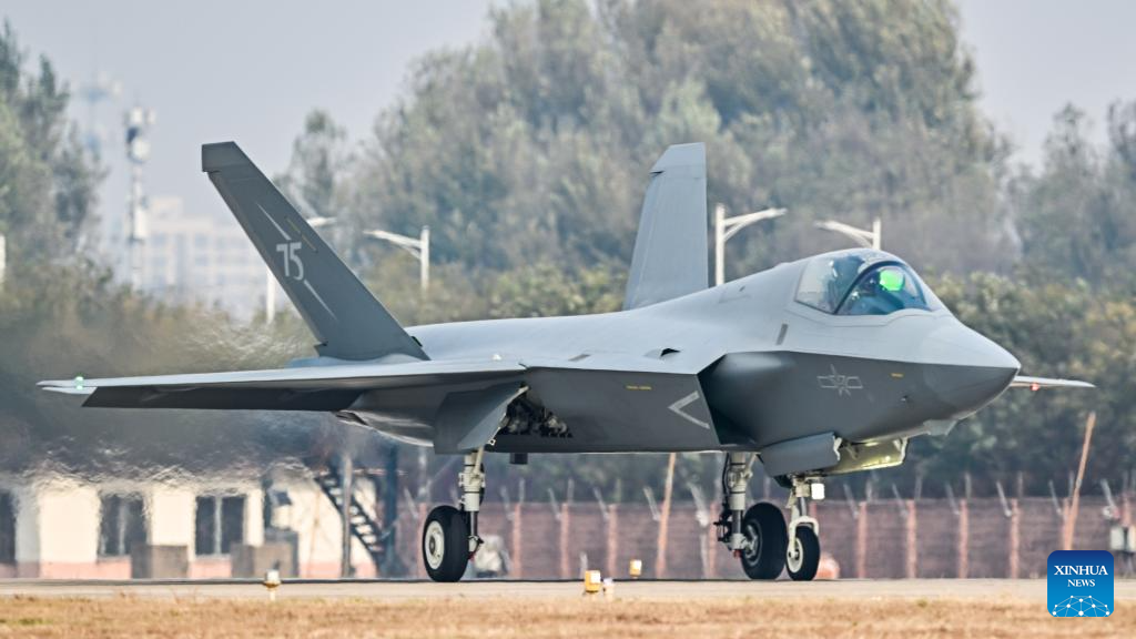 Jato de combate J-35A será lançado no Airshow China