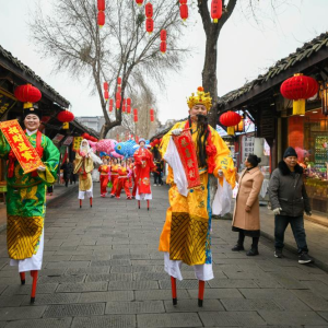 Moradores realizam atividades culturais para celebrar a próxima Festa da Primavera em Sichuan