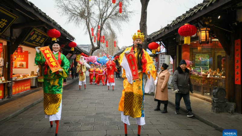 Moradores realizam atividades culturais para celebrar a próxima Festa da Primavera em Sichuan