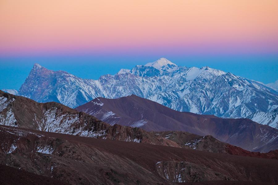 China testa aumento de neve artificial auxiliada por drones nas montanhas Kunlun em Xinjiang