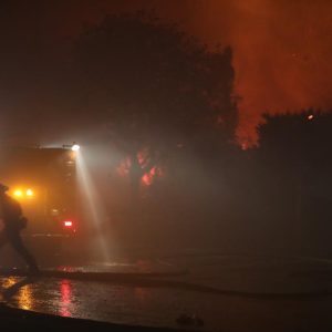 Incêndios florestais catastróficos devastam Los Angeles e causam perdas massivas