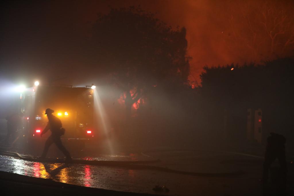 Incêndios florestais catastróficos devastam Los Angeles e causam perdas massivas