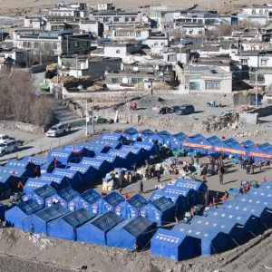 Serviço memorial é realizado para vítimas do forte terremoto de Xizang