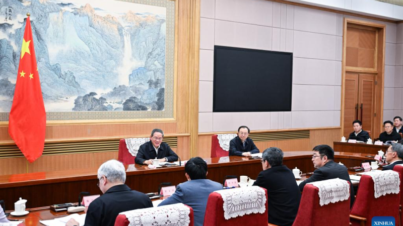 Premiê chinês preside simpósio para ouvir sugestões sobre projeto de relatório de trabalho do governo