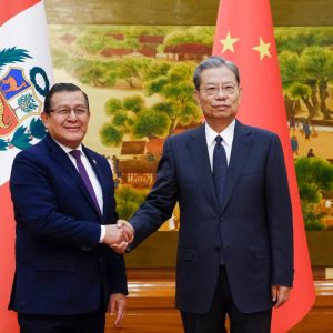 Chefe do Legislativo chinês mantém conversas com o presidente do Congresso do Peru