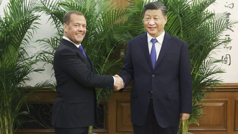 Xi Jinping reúne-se com o presidente do partido Rússia Unida, Dmitry Medvedev