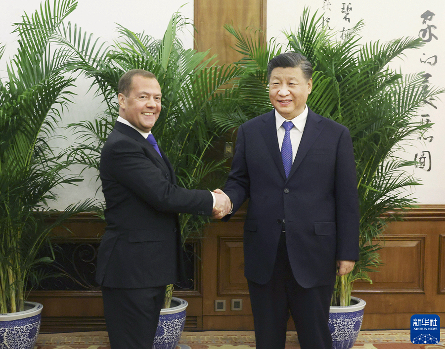 Xi Jinping reúne-se com o presidente do partido Rússia Unida, Dmitry Medvedev