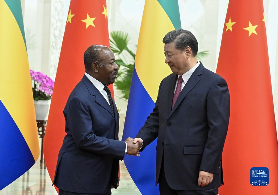 Xi Jinping se reúne com presidente do Gabão em Beijing