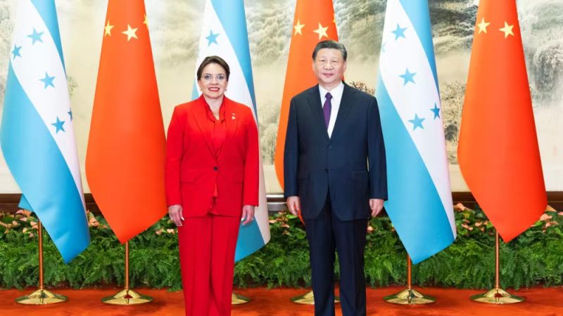 Xi Jinping se encontra com presidente de Honduras em Beijing