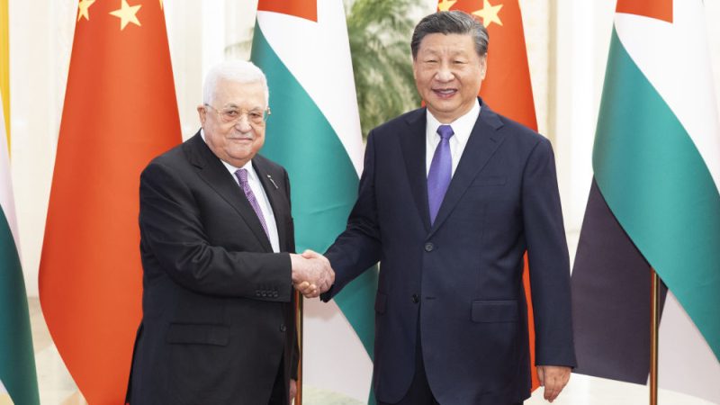 Xi Jinping conversa em Beijing com presidente da Palestina