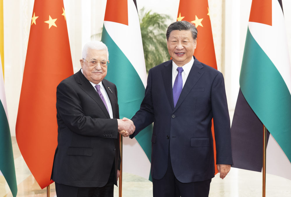 Xi Jinping conversa em Beijing com presidente da Palestina