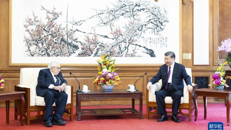 Xi Jinping reúne-se com Henry Kissinger