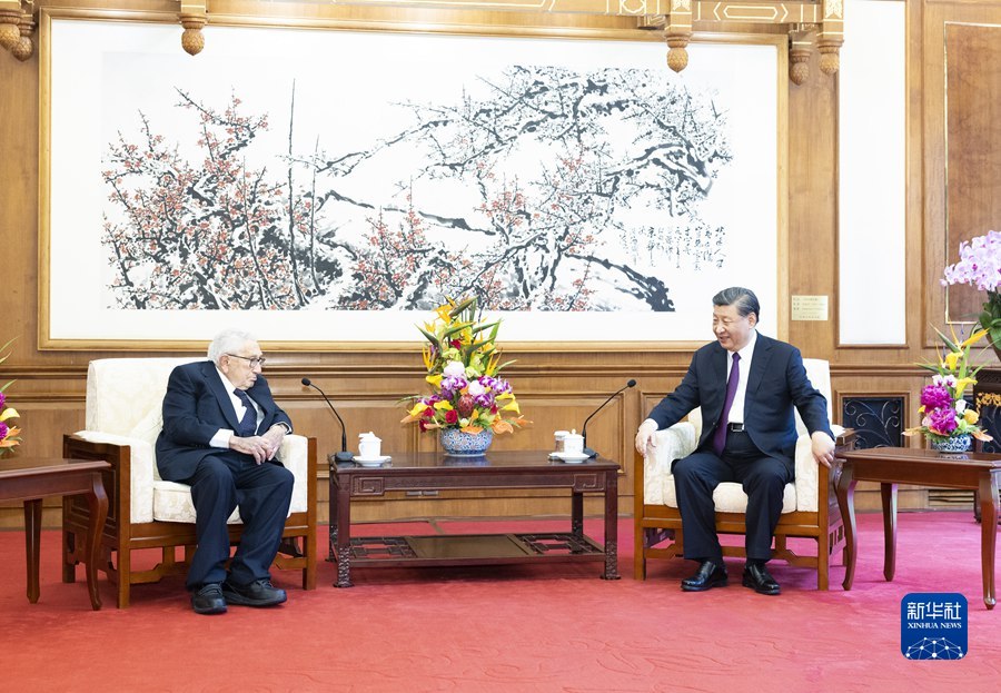 Xi Jinping reúne-se com Henry Kissinger