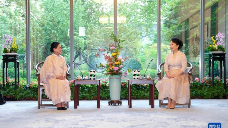 Peng Liyuan recebe primeira-dama da Indonésia em Chengdu