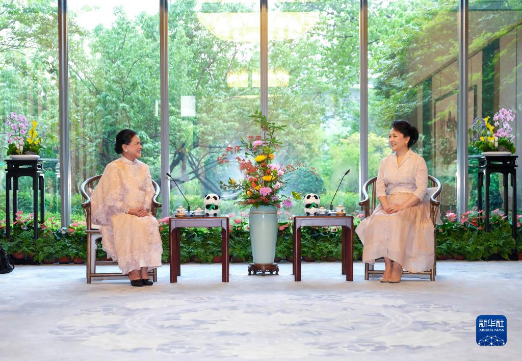 Peng Liyuan recebe primeira-dama da Indonésia em Chengdu