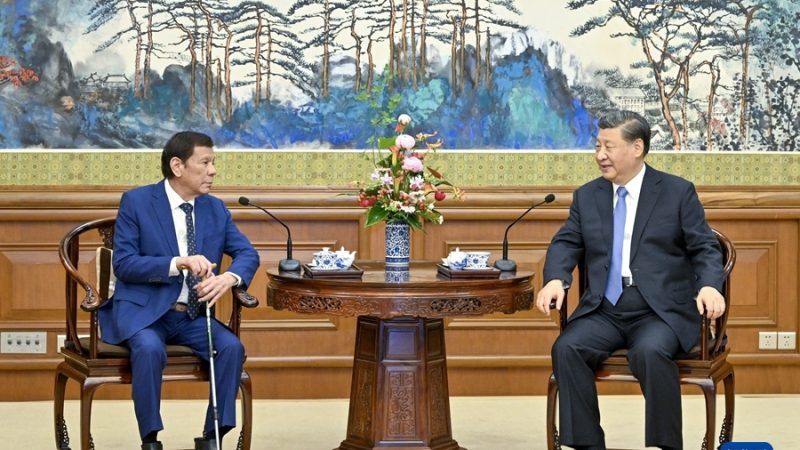 Xi Jinping se reúne com ex-presidente filipino Rodrigo Duterte